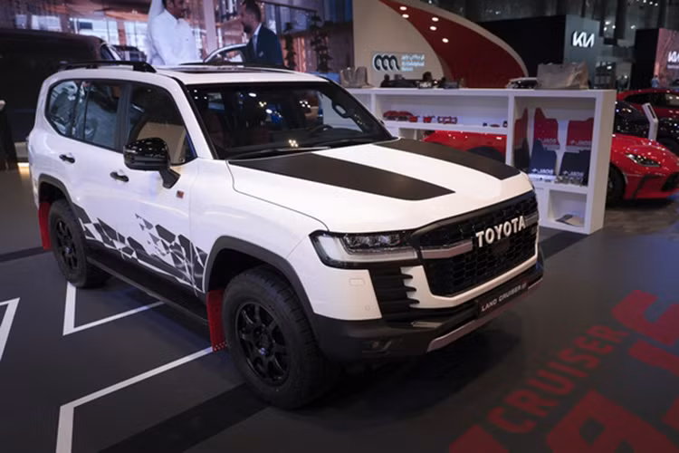 Theo đó mẫu xe Toyota Land Cruiser 10th Victory Edition đặc biệt này là phiên bản mới nhất của dòng SUV "chủ tịch", xe được phát triển dựa trên biến thể Black Edition với các chi tiết gồm lưới tản nhiệt, tấm ốp bảo vệ gầm, tấm chắn bùn đều sơn đen, một số chi tiết khác được có màu xám và ghi mang phong cách Dakar.