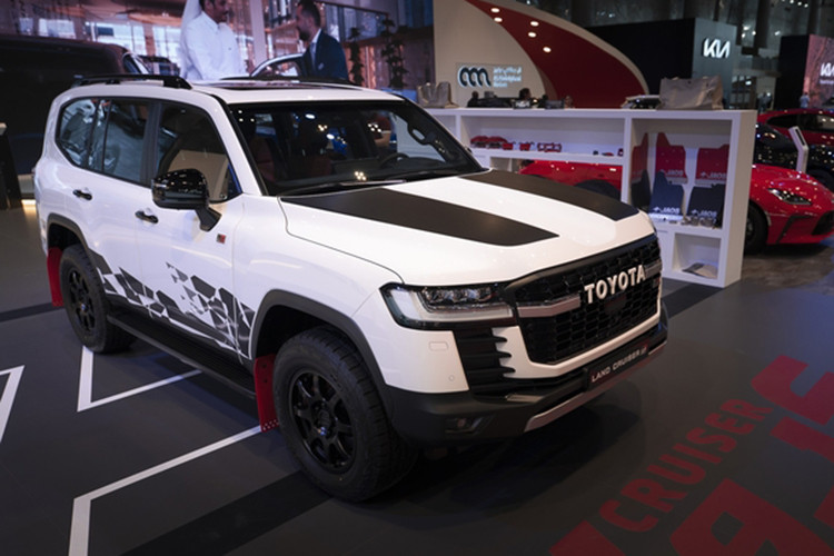 Theo đó mẫu xe Toyota Land Cruiser 10th Victory Edition đặc biệt này là phiên bản mới nhất của dòng SUV "chủ tịch", xe được phát triển dựa trên biến thể Black Edition với các chi tiết gồm lưới tản nhiệt, tấm ốp bảo vệ gầm, tấm chắn bùn đều sơn đen, một số chi tiết khác được có màu xám và ghi mang phong cách Dakar.