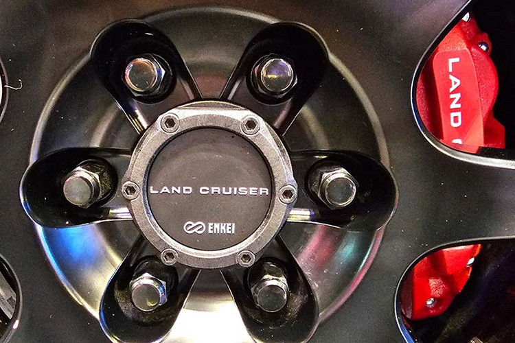 Toyota cho biết đây là phiên bản kỷ niệm chiến thắng thứ 10 của Toyota với xe Land Cruiser bản thương mại, chứ không phải tất cả chiến thắng. Toyota đã giành chiến thắng vào năm 2019, 2022 và 2023 tại giải Dakar Rally bằng phiên bản đặc biệt của mẫu xe bán tải Toyota Hilux.