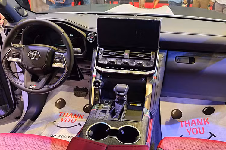 Bên cạnh những chi tiết được "thửa riêng" cho bản đặc biệt, những chiếc Toyota Land Cruiser 10th Victory Edition này còn được bổ sung decal màu xám và ghi theo phong cách Dakar, cùng bộ vành hợp kim 18 inch màu đen được thiết kế riêng, đi kèm lốp 285/60R18.