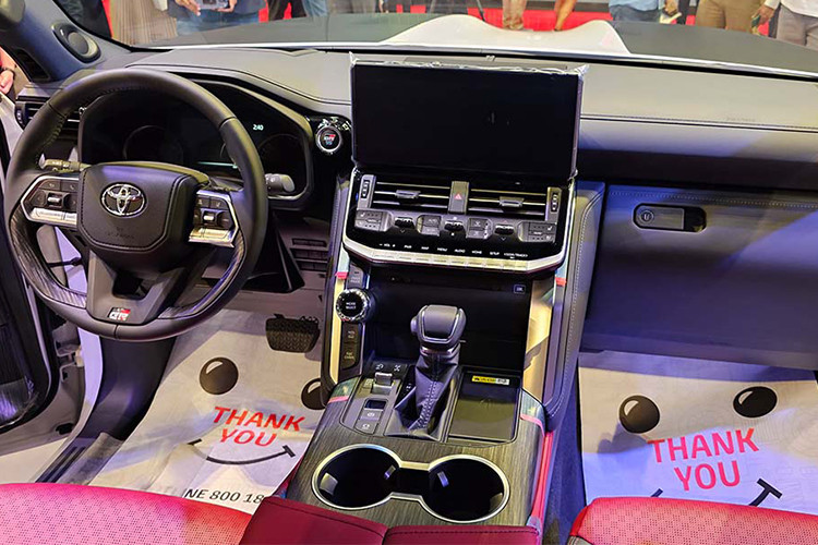 Bên cạnh những chi tiết được "thửa riêng" cho bản đặc biệt, những chiếc Toyota Land Cruiser 10th Victory Edition này còn được bổ sung decal màu xám và ghi theo phong cách Dakar, cùng bộ vành hợp kim 18 inch màu đen được thiết kế riêng, đi kèm lốp 285/60R18.