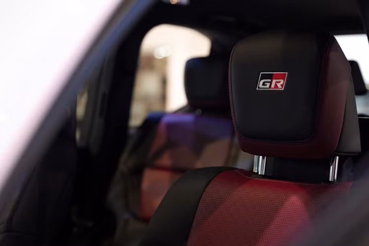 Phiên bản 10th Victory Edition của Toyota Land Cruiser vẫn sử dụng động cơ xăng chứ không phải bản máy dầu đã giành chiến thắng tại giải Dakar. Cụ thể đây là khối động cơ V6 3.5L Turbo cho công suất 409 mã lực đi kèm hộp số 10 cấp và hệ dẫn động 4 bánh 4WD của Toyota.