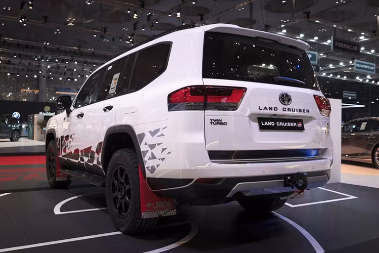 Tuy nhiên mẫu xe SUV Toyota Land Cruiser 10th Victory Edition 2024 mới này vẫn tận dụng một số bộ phận trên bộ bodykit của bản GR Sport, ngoài ra có sử dụng lại cả hệ thống treo của bản này. Một điểm khác đáng chú ý, phiên bản GR Sport đã dành chiến thắng gần đây nhất của mẫu SUV này tại giải đua Dakar Rally.