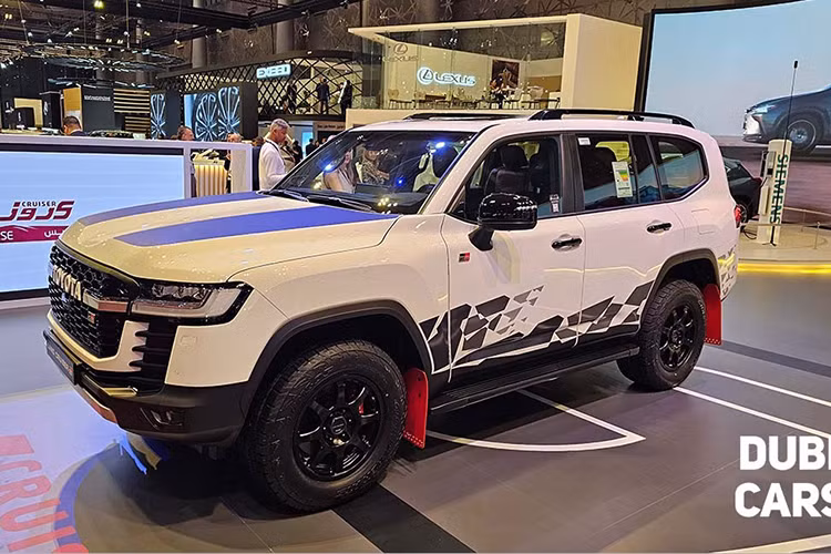 Tại thị trường Việt Nam, Toyota Land Cruiser có giá đề xuất từ 4.286 tỷ đồng, tuy nhiên giá thực tế tại đại lý luôn cao hơn trung bình từ 3 đến 400 triệu đồng, dẫu vậy mẫu xe này luôn trong tình trạng thiếu nguồn cung bởi nhu cầu luôn có phần cao hơn.