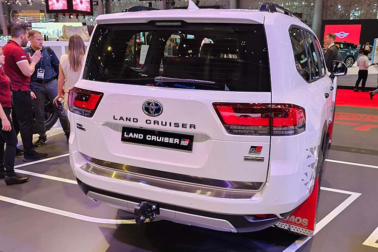 Mức giá xe Toyota Land Cruiser 10th Victory Edition bán ra quy đổi tương đương khoảng 2.218 tỷ đồng và chỉ dành riêng cho thị trường UAE ngang bằng, nó đắt ngang với bản Black Edition và rẻ hơn bản GR Sport có giá đắt hơn đáng kể quy đổi khoảng 2.86 tỷ đồng.