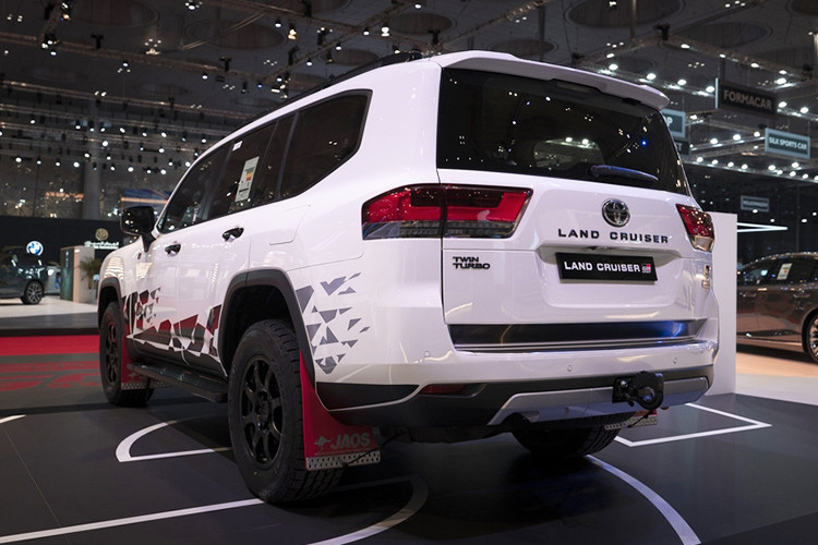 Tuy nhiên mẫu xe SUV Toyota Land Cruiser 10th Victory Edition 2024 mới này vẫn tận dụng một số bộ phận trên bộ bodykit của bản GR Sport, ngoài ra có sử dụng lại cả hệ thống treo của bản này. Một điểm khác đáng chú ý, phiên bản GR Sport đã dành chiến thắng gần đây nhất của mẫu SUV này tại giải đua Dakar Rally.