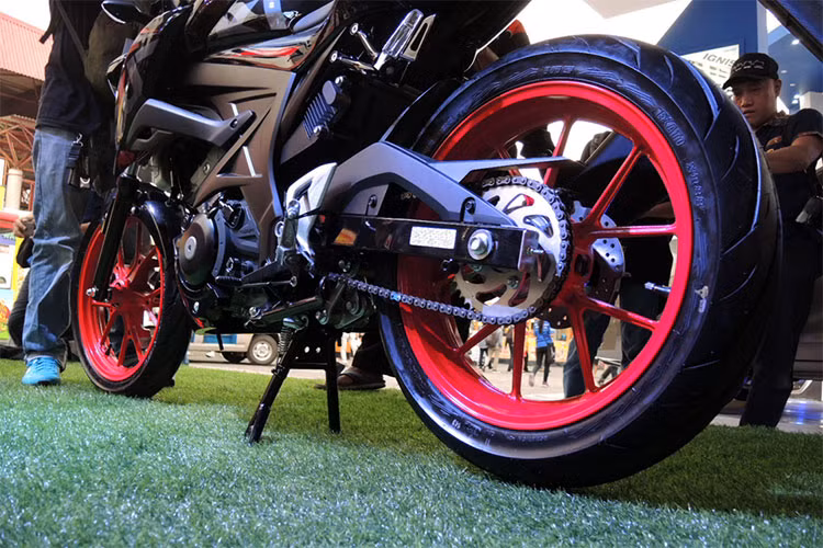 Hệ thống treo trên xe gồm phuộc ống lồng ở trước và giảm xóc đơn ở sau. Xe sử dụng bộ vành đúc kích thước 17 inch 5 chấu kép với bánh trước sử dụng lốp cỡ 90/80/17 trong khi bánh sau là 130/70/1 . Hệ thống phanh trên xe là loại phanh đĩa thuỷ lực ở cả trước và sau (không kèm ABS).