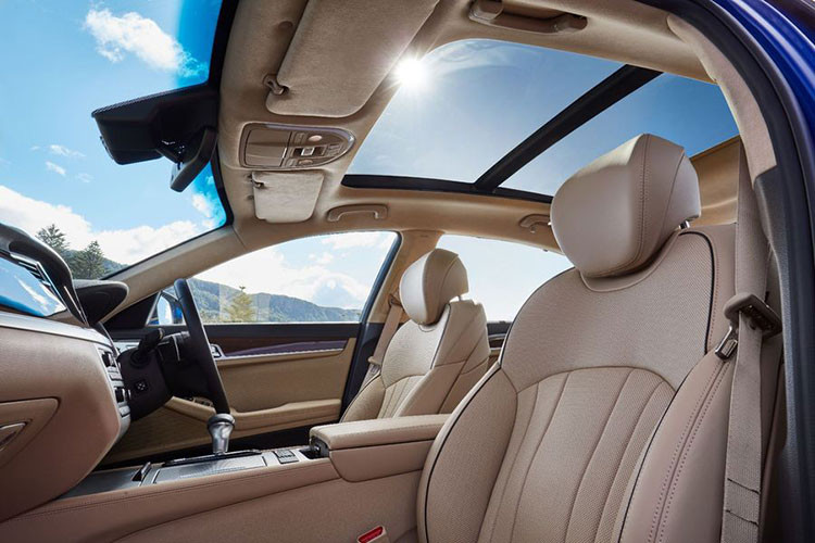 Chiếc sedan cao cấp đến từ Hàn Quốc cũng sở hữu một loạt công nghệ an toàn, điển hình là bộ Genesis Active Safety Control, bao gồm cảnh báo va chạm tại điểm mù, cảnh báo tài xế, hỗ trợ tránh va chạm phía trước tích hợp tính năng phát hiện người đi bộ hay vật cản ở đầu xe...