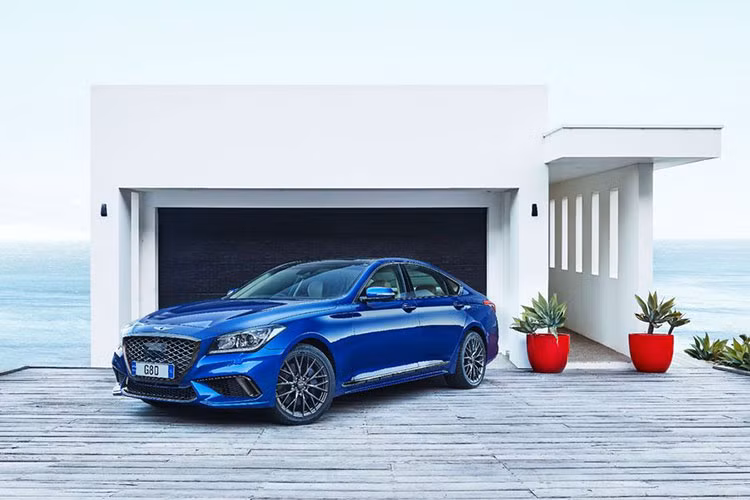 Hệ thống cảnh báo chuyển làn, cảnh báo va chạm phía sau, điều khiển hành trình thông minh với nút Start/Stop, camera quan sát xung quanh, cảnh báo khoảng cách đỗ xe khi tiến/lùi, camera chiếu hậu với hướng dẫn đỗ xe, chùm chiếu sáng cao, dây đai an toàn chủ động phía trước, cảnh báo chệch làn đường, hệ thống giám sát áp suất lốp...