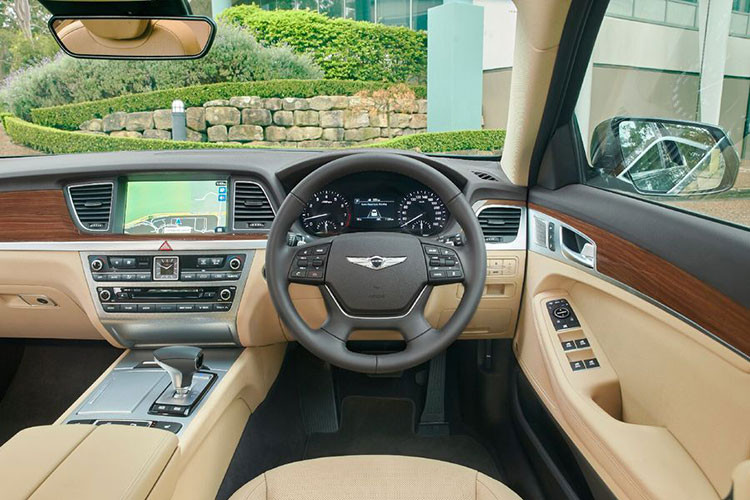 Cả hai phiên bản của Genesis G80 đều được trang bị tiêu chuẩn hệ thống treo thích ứng do Genesis phát triển, với hệ thống cân bằng điện tử và giảm xóc có thể điều chỉnh điện. Bộ giảm xóc này có thể điều chỉnh tần suất nén/bật với 100 lần/giây. 