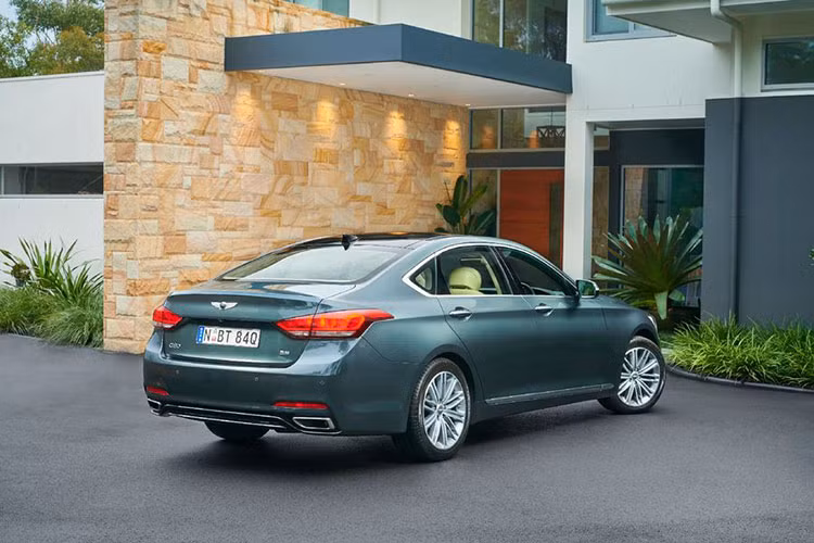 Tương tự G70, thương hiệu xe sang Genesis của Hyundai cũng đã dành nhiều tháng để thử nghiệm G80 trên khắp các con đường của nước Úc, nhằm điều chỉnh các thiết lập hệ thống treo và hệ thống lái trên G80 sao cho phù hợp nhất với những con đường ở Úc.