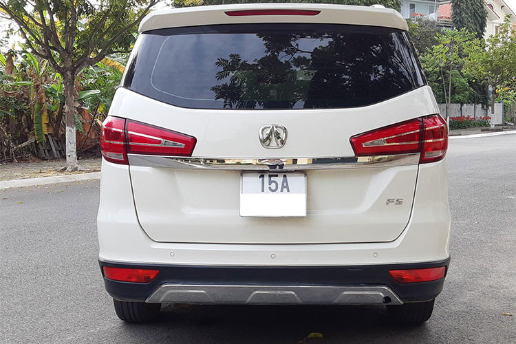 Hiện BAIC F5 1.3 Turbo mới được bán chính hãng với giá 548 triệu đồng, chưa bao gồm các loại chi phí để ra biển số. Nếu đăng ký biển tỉnh, mẫu xe sẽ có giá lăn bánh khoảng 615 triệu đồng. So với mức giá bán chiếc BAIC chạy lướt này, chủ xe đã phải chịu lỗ gần 140 triệu đồng cho 5 tháng sử dụng. Tinhs trung bình mỗi tháng mất khoảng 28 triệu đồng.