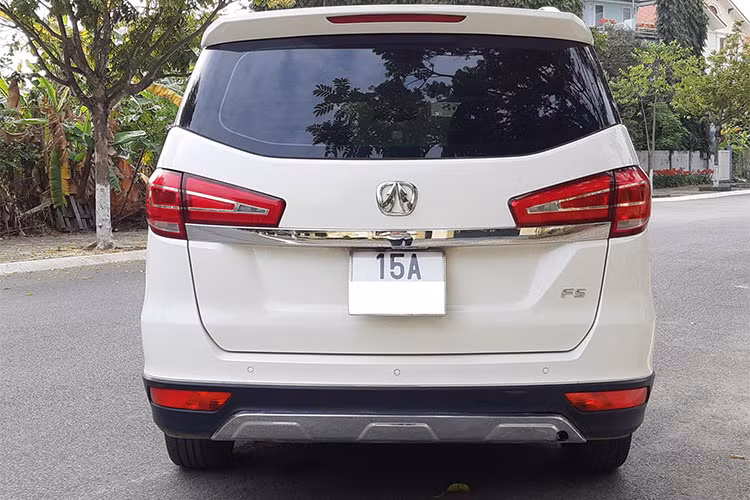 Hiện BAIC F5 1.3 Turbo mới được bán chính hãng với giá 548 triệu đồng, chưa bao gồm các loại chi phí để ra biển số. Nếu đăng ký biển tỉnh, mẫu xe sẽ có giá lăn bánh khoảng 615 triệu đồng. So với mức giá bán chiếc BAIC chạy lướt này, chủ xe đã phải chịu lỗ gần 140 triệu đồng cho 5 tháng sử dụng. Tinhs trung bình mỗi tháng mất khoảng 28 triệu đồng.