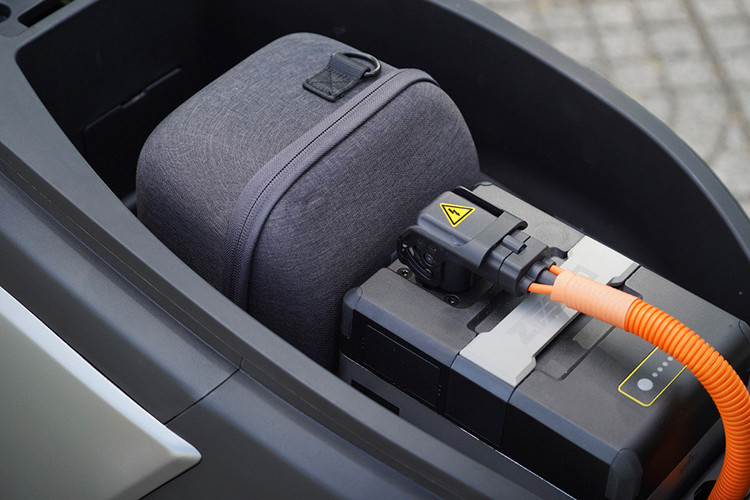 Dù có kích thước nhỏ hơn xe Vision nhưng Zeeho AE6+ vẫn có phần yên xe rộng rãi, thoải mái, đủ cho hai người ngồi. Tuy nhiên, cốp xe lại khá nhỏ, chỉ để vừa một chiếc mũ bảo hiểm nửa đầu.