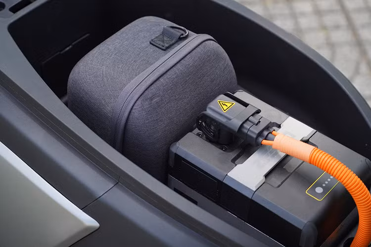 Dù có kích thước nhỏ hơn xe Vision nhưng Zeeho AE6+ vẫn có phần yên xe rộng rãi, thoải mái, đủ cho hai người ngồi. Tuy nhiên, cốp xe lại khá nhỏ, chỉ để vừa một chiếc mũ bảo hiểm nửa đầu.