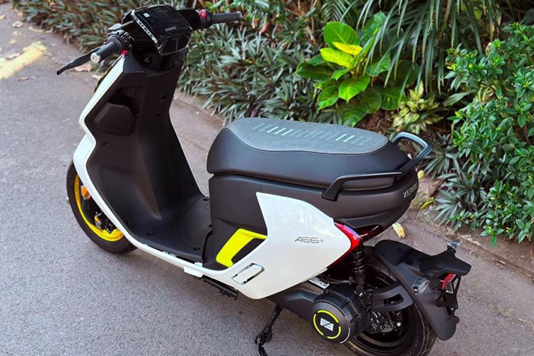 Tại thị trường Việt Nam, giá xe Zeeho AE6+ 2023 được chào bán hơn 90 triệu đồng. Mức giá xe máy điện mang thương hiệu Trung Quốc này tương đương với Honda SH 160i bản xăng tiêu chuẩn.