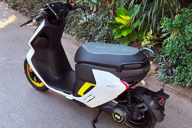 Tại thị trường Việt Nam, giá xe Zeeho AE6+ 2023 được chào bán hơn 90 triệu đồng. Mức giá xe máy điện mang thương hiệu Trung Quốc này tương đương với Honda SH 160i bản xăng tiêu chuẩn.