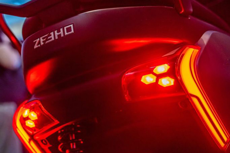 Cả bánh trước và sau của xe đều được trang bị phanh đĩa đơn và không có công nghệ chống bó cứng phanh ABS. Bù lại, mẫu xe máy điện này có chế độ ga tự động và khởi động xe bằng thẻ từ.