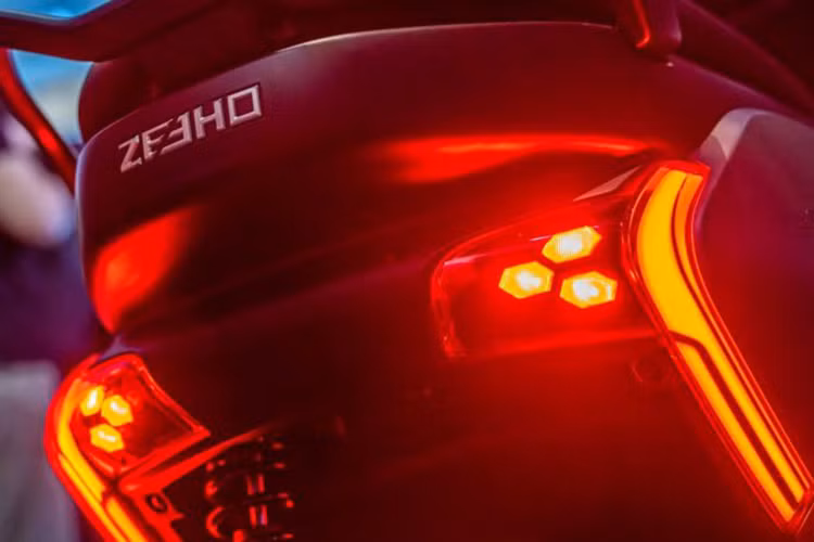 Cả bánh trước và sau của xe đều được trang bị phanh đĩa đơn và không có công nghệ chống bó cứng phanh ABS. Bù lại, mẫu xe máy điện này có chế độ ga tự động và khởi động xe bằng thẻ từ.