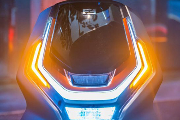 Xe máy điện Zeeho AE6+ sở hữu dáng dấp nhỏ gọn nhưng nhìn khá hiện đại, phù hợp với đối tượng khách hàng trẻ. Xe có kích thước dài x rộng x cao lần lượt là 1.780 x 730 x 1.090 mm, đi cùng khoảng sáng gầm xe đạt 136 mm và trọng lượng khoảng 96 kg.