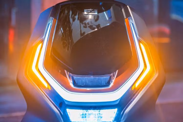 Xe máy điện Zeeho AE6+ sở hữu dáng dấp nhỏ gọn nhưng nhìn khá hiện đại, phù hợp với đối tượng khách hàng trẻ. Xe có kích thước dài x rộng x cao lần lượt là 1.780 x 730 x 1.090 mm, đi cùng khoảng sáng gầm xe đạt 136 mm và trọng lượng khoảng 96 kg.