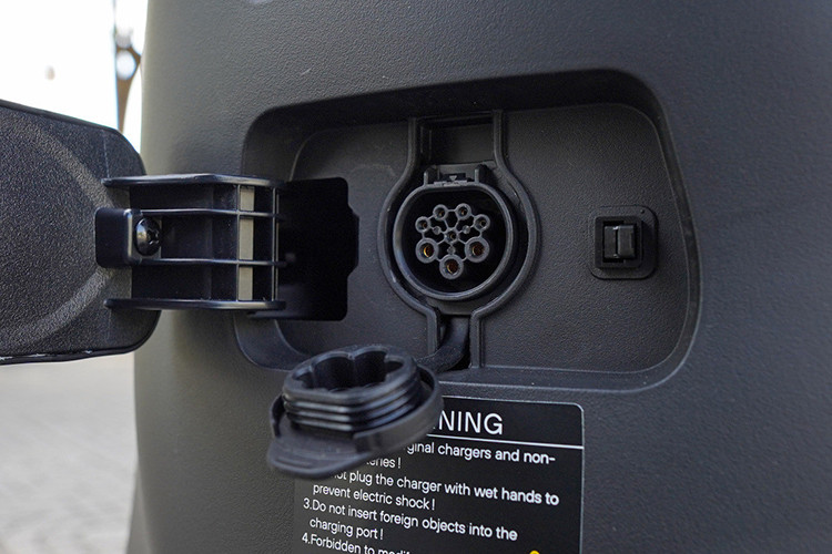 Dưới yên xe là một bộ pin lithium-ion với dung lượng 69V 27Ah, cho tầm hoạt động khoảng 100 km sau mỗi lần sạc đầy. Theo xe mất khoảng 3 giờ để sạc đầy pin với nguồn sạc 750 W.