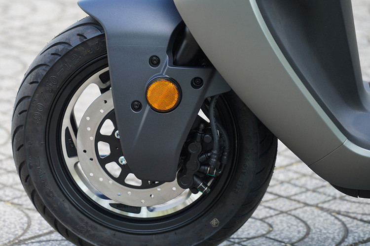 Cung cấp sức mạnh cho xe là một mô tơ điện lắp ở bánh sau cho công suất gần 7,4 mã lực, mô-men xoắn 160 Nm. Sức mạnh này giúp xe có thể tăng tốc từ 0-50 km/h trong khoảng 4,6 giây, tốc độ tối đa hơn 80 km.