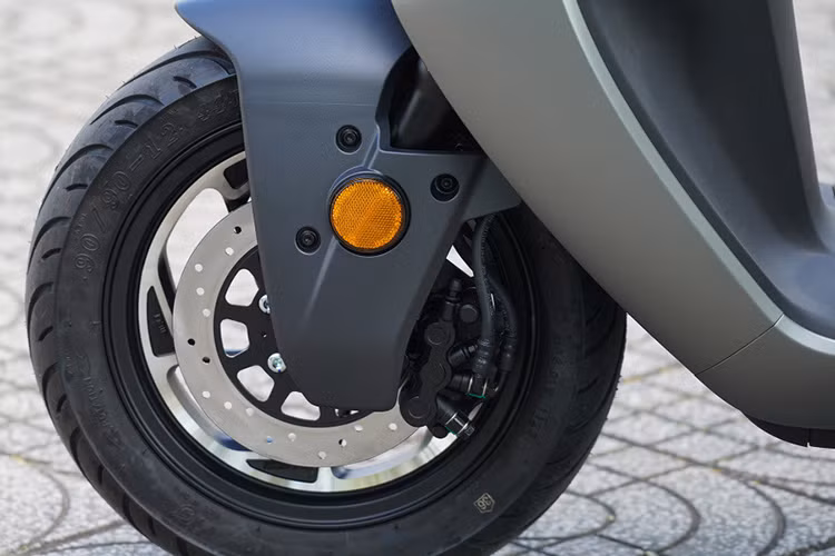 Cung cấp sức mạnh cho xe là một mô tơ điện lắp ở bánh sau cho công suất gần 7,4 mã lực, mô-men xoắn 160 Nm. Sức mạnh này giúp xe có thể tăng tốc từ 0-50 km/h trong khoảng 4,6 giây, tốc độ tối đa hơn 80 km.