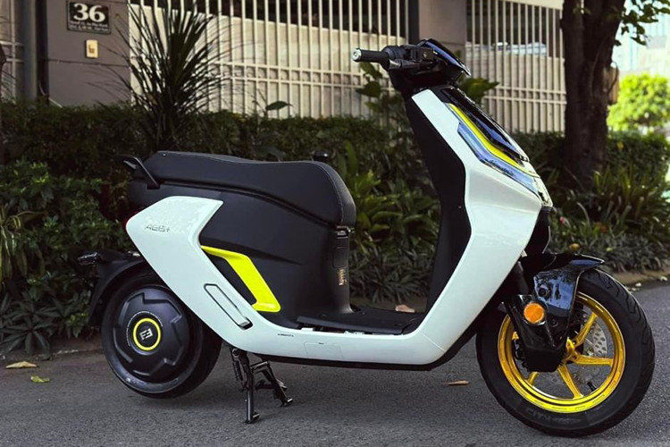 Được biết, Zeeho là thương hiệu con của hãng xe máy CF Moto tại Trung Quốc. Mẫu Zeeho AE6+ 2023 chạy điện là phiên bản cao cấp nhất của dòng xe máy điện AE6.