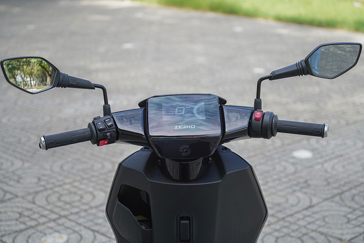 Xe nổi bật với cụm đèn pha, đèn hậu, đèn định vị và xi-nhan phía trước đều là loại LED. Trong khi đó, đèn xi-nhan phía sau lại là halogen. AE6+ được trang bị một màn hình dạng kỹ thuật số 5 inch, có khả năng kết nối với điện thoại thông minh, đi cùng một hộc chứa đồ nhỏ dưới tay lái bên trái, tương tự các mẫu xe của Honda Vision.