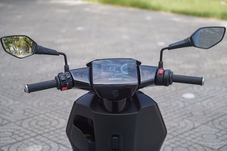 Xe nổi bật với cụm đèn pha, đèn hậu, đèn định vị và xi-nhan phía trước đều là loại LED. Trong khi đó, đèn xi-nhan phía sau lại là halogen. AE6+ được trang bị một màn hình dạng kỹ thuật số 5 inch, có khả năng kết nối với điện thoại thông minh, đi cùng một hộc chứa đồ nhỏ dưới tay lái bên trái, tương tự các mẫu xe của Honda Vision.