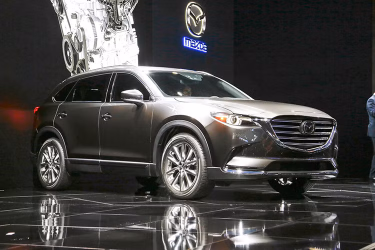 Ra mắt lần đầu từ tháng 11/2015, CX-9 thế hệ mới là một chiếc xe hoàn toàn khác biệt so với thế hệ cũ với kích thước ngắn hơn 30 mm, đạt 5065 mm nhưng lại có trục cơ sở dài hơn 55 mm.