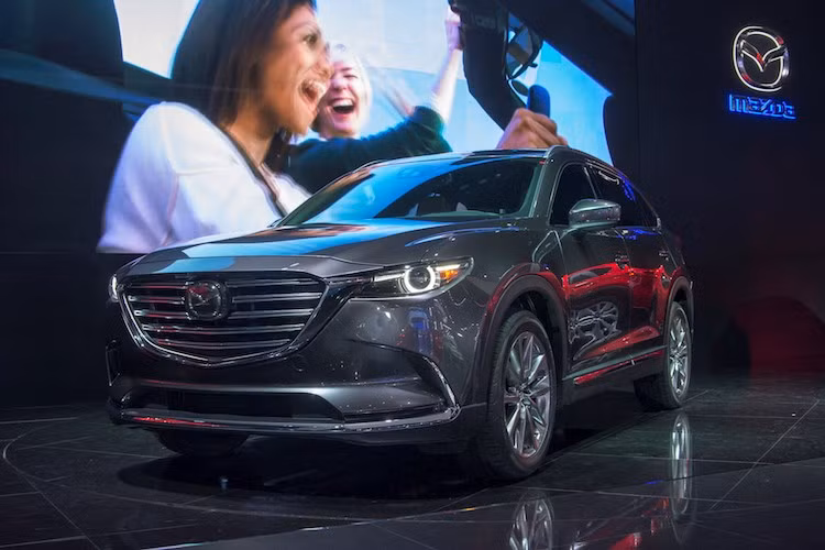 CX-9 sở hữu động cơ SKYACTIV-G 2.5l tăng áp hoàn toàn mới với công suất tối đa 227 mã lực nếu dùng xăng A87 và 250 mã lực nếu dùng xăng A93 trở lên. Kết hợp với động cơ là hộp số tự động 6 cấp cùng với hệ dẫn động cầu trước hoặc 4 bánh toàn phần.