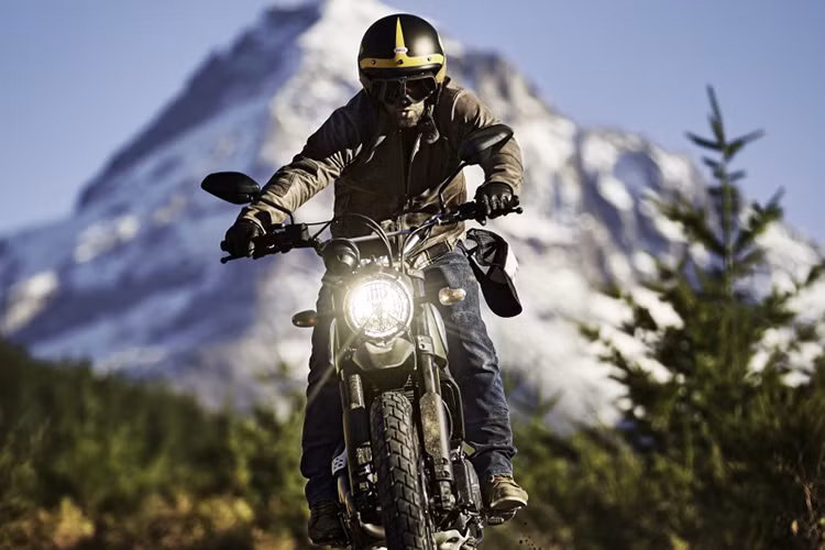 Tương tự như các dòng Scrambler nhỏ hơn, Scrambler 1100 sẽ sở hữu thiết kế retro quen thuộc. Để ý kỹ hơn, phiên bản này đã có khá nhiều điểm khác biệt nhỏ so với Scrambler 803 như đèn pha LED chóa hình chữ X mới, bình xăng lớn hơn, pad biển số tích hợp chắn bùn gắn đuôi xe...