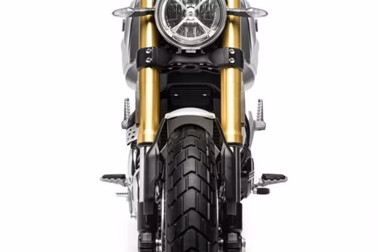 Không chỉ có hệ thống xả, bản thân khối động cơ của phiên bản Ducati Scrambler 1100 mới cũng đã được lấy từ Monster. Cụ thể hơn, cỗ máy này dựa trên động cơ L-Twin làm mát bằng không khí, với dung tích thực 1.087 cc được lấy từ chiếc Monster 1100 EVO cách đây vài năm.