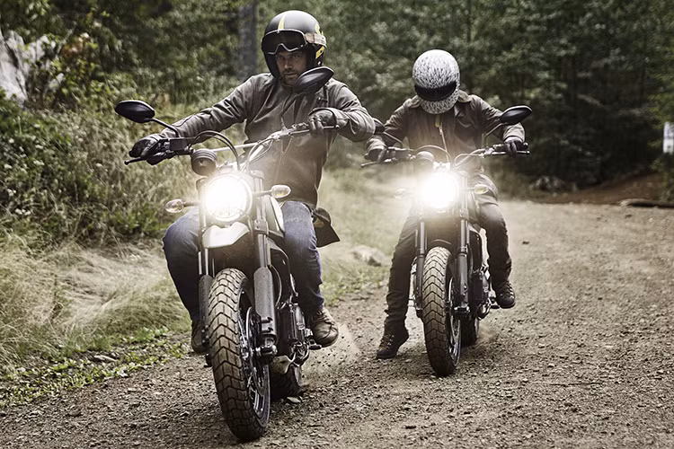 Với trào lưu hoài cổ (retro) đang diễn ra mạnh mẽ trên toàn Thế giới, hãng xe máy Ducati đã "hốt bạc" nhờ dòng xe Scrambler với nhiều phiên bản khác nhau. Hiện đã có 2 loại động cơ L-Twin với dung tích 399 và 803 cc, dòng Scrambler chuẩn bị có phiên bản máy lớn hơn dành cho những người chuộng sức mạnh là mẫu xe Ducati Scrambler 1100.