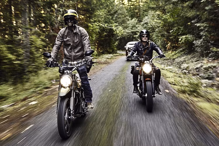 Từ giữa năm 2016, tin đồn về việc hãng xe máy Ducati bổ sung phiên bản 1.100 phân khối cho dòng môtô Scrambler đã được lan truyền trong làng xe thế giới. Mãi đến nay, tin đồn này mới trở thành sự thật khi những hình ảnh đầu tiên của Ducati Scrambler 1100 bất ngờ bị rò rỉ trên mạng.