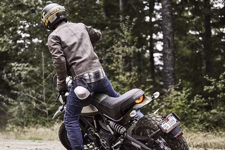 Không giống như các dòng Scrambler nhỏ hơn hiện đang được bán ra trên thị trường Thế giới được trang bị bộ mâm đúc cứng cáp, Scrambler 1100 sẽ lắp sẵn bánh căm cổ điển, nhưng vẫn kết hợp với lốp Pirelli MT60RS.