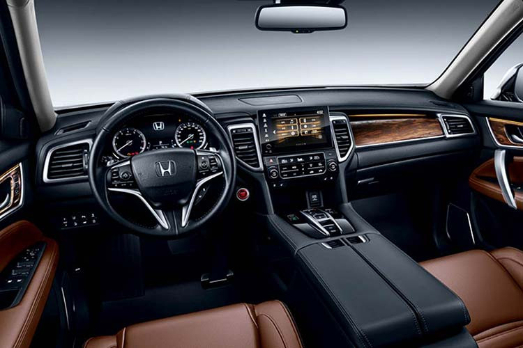 Honda UR-V là mẫu xe chỉ dành riêng cho thị trường Trung Quốc, được phát triển dựa trên mẫu Honda Concept D. Trước đó, một mẫu xe tương tự mang tên Avancier đã từng trình làng trong triển lãm Bắc Kinh 2016. Trên thực tế, UR-V là mẫu crossover do liên doanh Dongfeng Honda phát triển. Trong khi đó, Avancier lại là sản phẩm của liên doanh Guangqi Honda tại Trung Quốc.