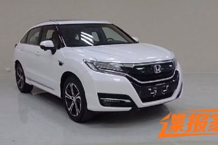  Honda UR-V 2020 mới được xem là một phiên bản cao cấp hơn so với CR-V, nhưng dành riêng cho thị trường Trung Quốc. UR-V mới có chiều dài tổng thể 4.856 mm, rộng 1.942 mm, cao 1.670 mm và chiều dài cơ sở 2.820 mm. Kích thước này khá lớn khi tương đương với một chiếc crossover cỡ trung như Hyundai SantaFe, Toyota Highlander hay Kia Sorento, hứa hẹn cho không gian nội thất rộng rãi hơn.