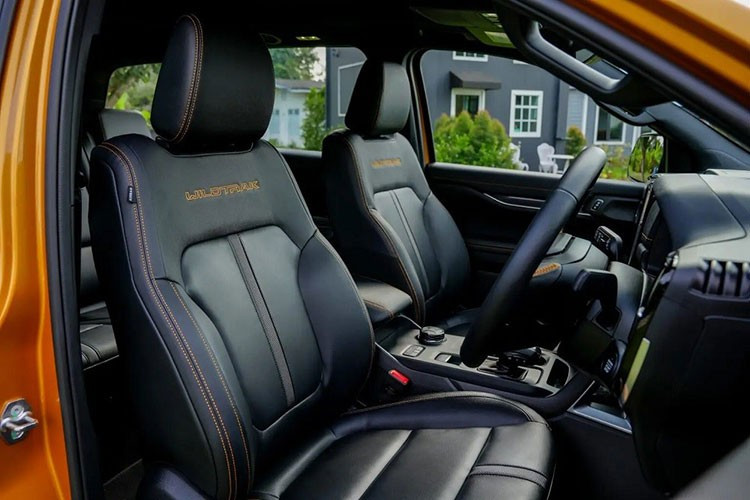 Các trang bị tiện ích bao gồm ghế chỉnh điện 8 hướng, màn hình điện tử 12,4 inch sau vô lăng, màn hình 12 inch đặt dọc tích hợp SYNC 4, hệ thống âm thanh 8 loa, sạc không dây và cửa sổ trời toàn cảnh... 