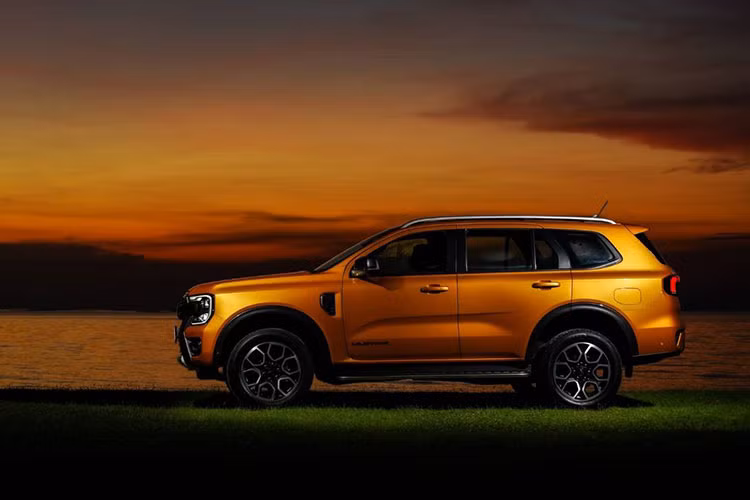 Tổng thể ngoại thất Everest Wildtrak 2023 không khác đáng kể so với các phiên bản đã ra mắt trước đó. Mặt ca-lăng bản Wildtrak 2023 của Ford Everest sẽ có thêm miếng ốp màu đen hình chữ "H" phân tách các cụm đèn với lưới tản nhiệt giống thiết kế của mẫu bán tải Ranger.