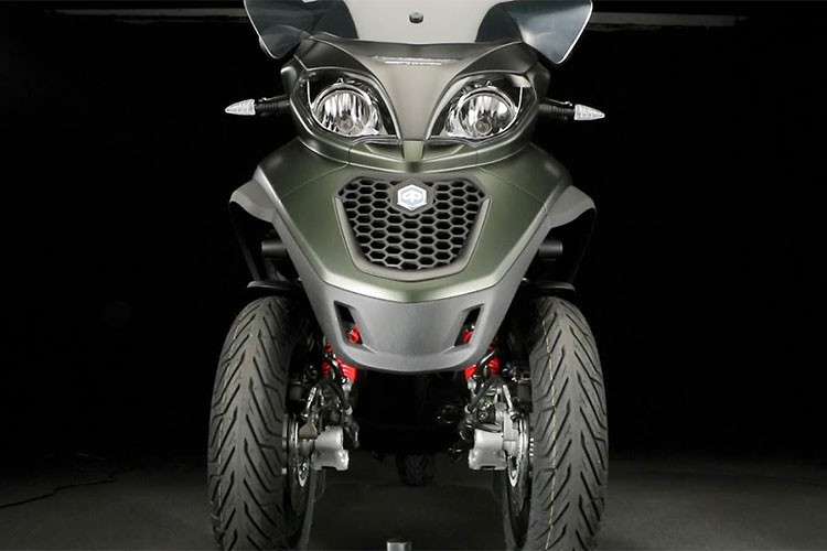 Dù là phiên bản mới nhất của dòng xe ga cỡ lớn MP3, tuy nhiên phiên bản 2019 vẫn giữ thiết kế quen thuộc kể từ khi dòng scooter 3 bánh này ra mắt lần đầu vào năm 2006. Những thay đổi dễ nhận ra nhất của chiếc xe chỉ bao gồm mặt nạ phía trước và bộ mâm 5 cánh kép chữ Y mới.