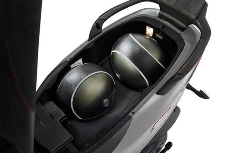 MP3 phiên bản nâng cấp mới cũng có những chi tiết nâng cấp mới như hệ thống đèn chạy ban ngày, bảng đồng hồ kỹ thuật số mới và kính chắn gió có thể điều chỉnh độ cao. Dung tích cốp xe cũng được tăng lên đáng kể, đủ để chứa được 2 mũ bảo hiểm Full-Face.