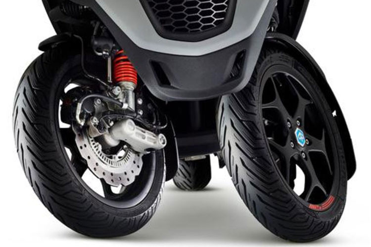 Được coi là một mẫu maxi scooter cao cấp, chiếc xe cũng được trang bị sẵn hệ thống chống bó cứng phanh ABS và điều khiển lực kéo ASR.