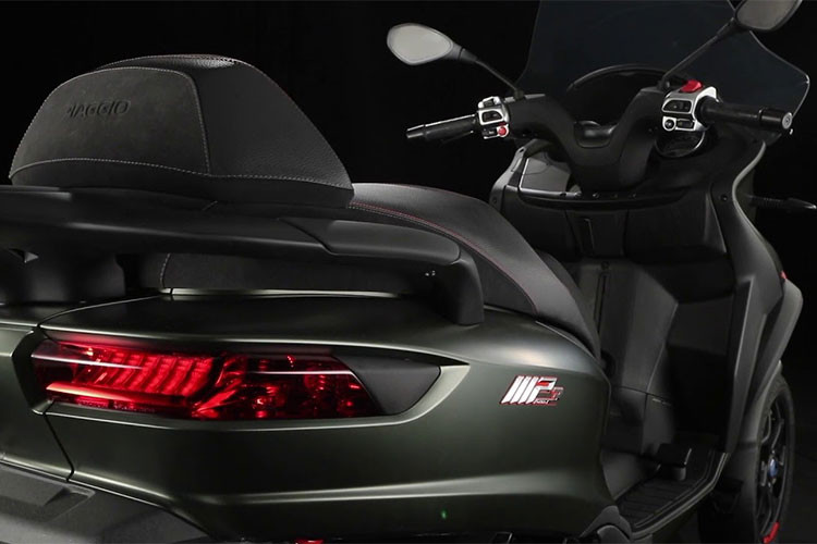 Theo nhiều người dùng đánh giá so với phiên bản trước đây từng ra mắt, Piaggio cũng đã chú ý hơn cho mẫu xe ga cỡ lớn MP3 mới này khi cải tiến lại bộ yên xe với mút bọc mới, tựa lưng và tay nắm để đem tới cảm giác thoải mái hơn cho người ngồi ở cả phía trước và sau xe.