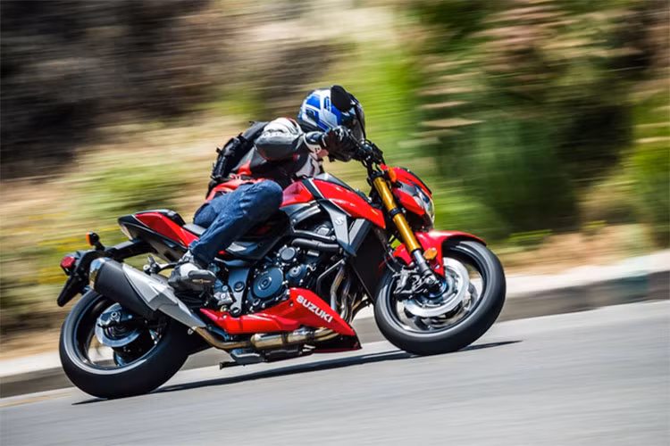 GSX-S750 mới tại Ấn Độ sẽ có bốn tùy chọn về màu sắc gồm đỏ (Mira Red), xanh da trời (Metallic Triton Blue), đen (Gloss Sparkle Black) và màu đen kim loại (Metallic Black). giá bans của xe được niêm yết từ 745.000 Rupee (tương đương 253 triệu đồng).