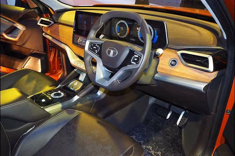 Vô lăng của xe dạng 3 chấu thể thao với ba tông màu, đi kèm các nút bấm tiện ích bố trí hợp lý. Trên bảng táp lô là các chi tiết được ốp gỗ sáng màu kèm theo những chi tiết nhựa bóng, đi cùng da màu xám cá tính.
