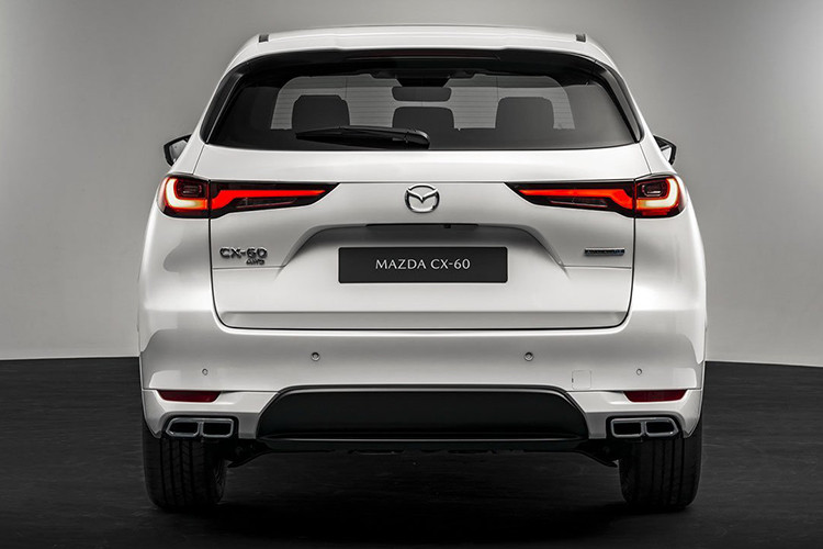 Về ngoại hình, Mazda CX-60 hybrid hoàn toàn mới vẫn xây dựng dựa trên triết lý thiết kế KODO nhưng nắp ca-pô được làm dài hơn do xe sử dụng động cơ đặt dọc. Bên cạnh đó, mẫu Crossover còn được trang bị lưới tản nhiệt cỡ lớn, đèn pha LED bắt mắt, la-zăng hợp kim phong cách và đèn hậu LED độc đáo.