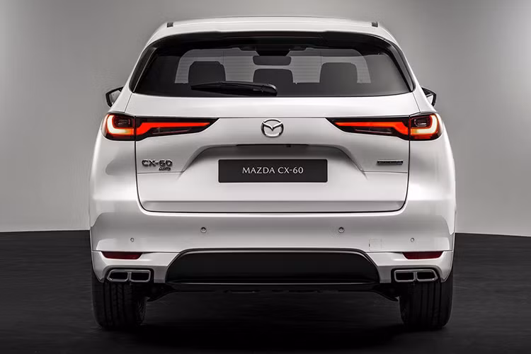 Về ngoại hình, Mazda CX-60 hybrid hoàn toàn mới vẫn xây dựng dựa trên triết lý thiết kế KODO nhưng nắp ca-pô được làm dài hơn do xe sử dụng động cơ đặt dọc. Bên cạnh đó, mẫu Crossover còn được trang bị lưới tản nhiệt cỡ lớn, đèn pha LED bắt mắt, la-zăng hợp kim phong cách và đèn hậu LED độc đáo.